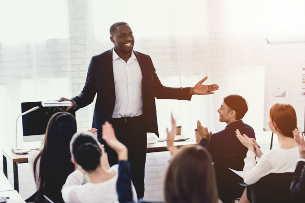 um negro fala com funcionarios do escritorio em um seminario 85574 13175