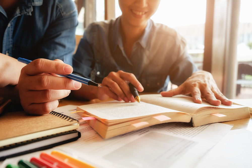 conceito de educacao estudante estudando e brainstorming conceito de campus perto de estudantes discutindo seu assunto em livros ou livros didaticos foco seletivo