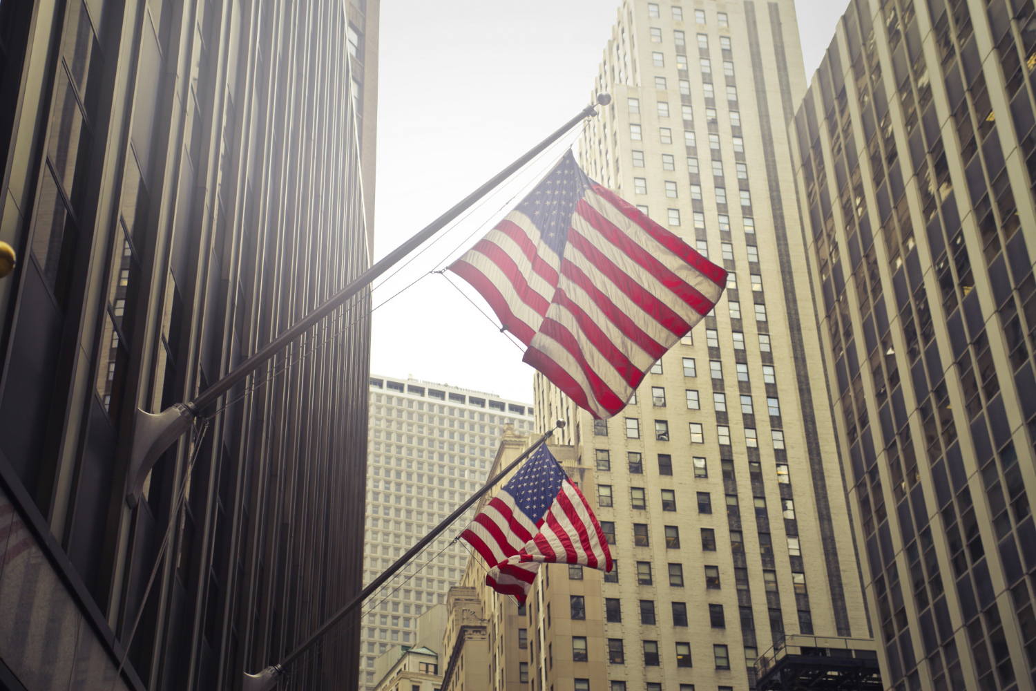 tiro de duas bandeiras americanas ou americanas em um predio alto 2