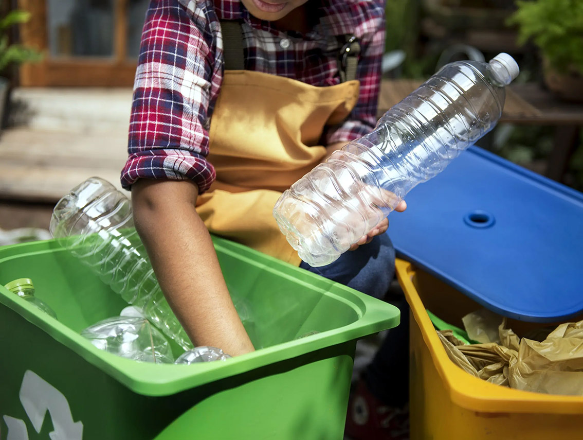 Maos separando Plasticos Reciclagem