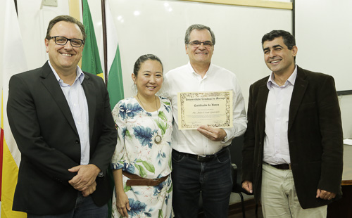 O novo coordenador (à direita da foto) com o vice-reitor, Julio Damasceno, a pró-reitora da Ensino, Ana Obara, e o coordenador do Pibid que deixa o cargo