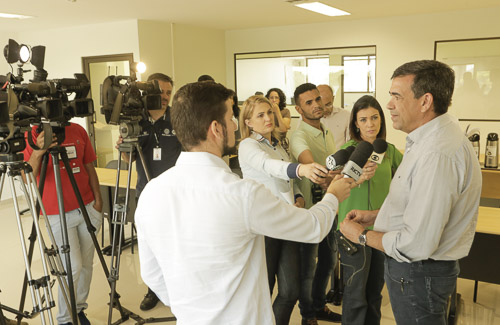 O superintendente do HU, Maurício Chaves Junior, na coletiva à imprensa