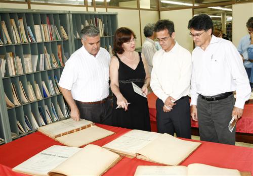 Reitor Décio Serandio, diretora da BCE, Ana Estela Codato, vice-reitor Mário de Azevedo e o presidente da Fundação Araucária Tarcísio Pires Trindade visitam a exposição