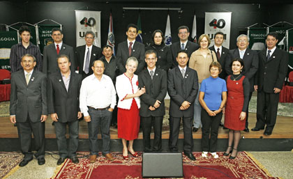 Autoridades e homenageados posam para a foto oficial da cerimônia