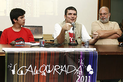 O cartonista Carlos Latuff (ao centro) participou de um dos debates da Calourada