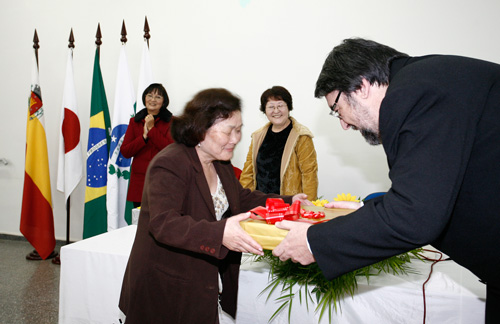 Elza Euriko Kyono, melhor aluna do curso avançado, é premiada