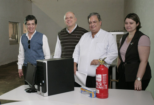 João Bertu, da Bisa Over Seas, recebeu o kit em nome dos empresários, ao lado do vice-presidente, José Roberto Pinheiro de Melo, pelo presidente, Carlos Walter Martins Pedro, e pela gerente da Incubadora, Vânia Calsavara Bueno