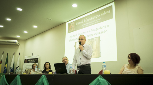 O reitor Mauro Baesso discursa na abertura do evento