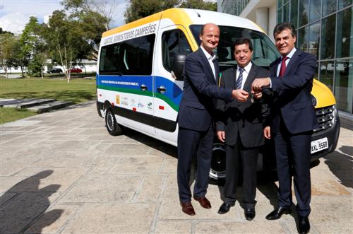 O governador Beto Richa e o presidente da Renault do Brasil, Olivier Murguet entregam as chaves da van para o reitor Júlio Santiago Prates Filho. Foto: Arnaldo Alves/ANPr