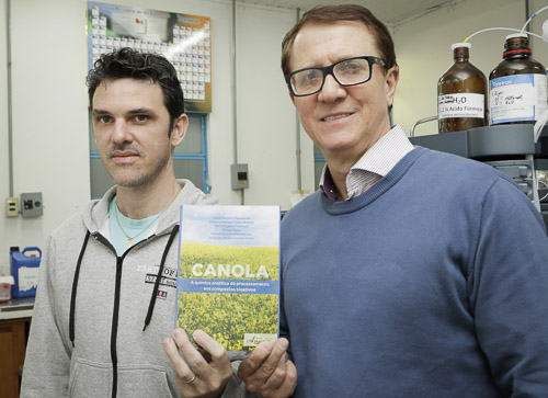 Oscar e Jesui, professores do Departamento de Química da UEM