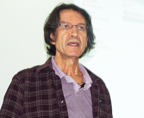 Celso José Costa, da UFF, em palestra no Nead