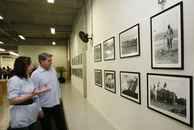 Sandra Pelegrini e Décio Sperandio em visita à exposição