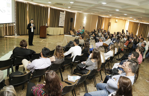 Estudantes, professores e profissionais de Odontologia participam do evento, no Bristol