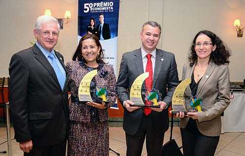 Foto Corecon (Na foto, Carlos Gandolfo, Maria de Fátima  Miranda (representando Luiz Antonio Fayet), jornalista Wilson Soler e a economista Marina Silva da  Cunha)