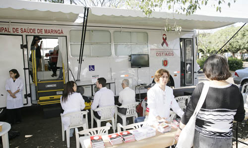 Ônibus do CTA em frente à biblioteca da UEM